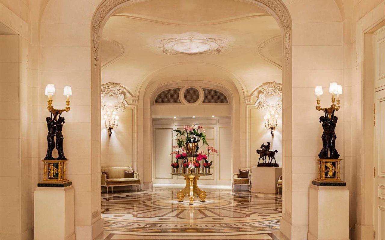 La Rotonde du Shangri-La Paris, sa coupole moulurée et sa rosace de marbre