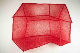 Vous avez marché sous la laine rouge de Chiharu Shiota au Grand Palais ? Ses œuvres de fil vous attendent cet automne sous les ors du Shangri-La Paris.