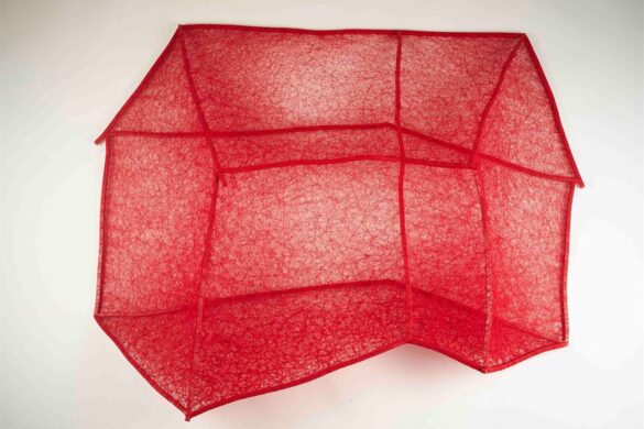 Vous avez marché sous la laine rouge de Chiharu Shiota au Grand Palais ? Ses œuvres de fil vous attendent cet automne sous les ors du Shangri-La Paris.