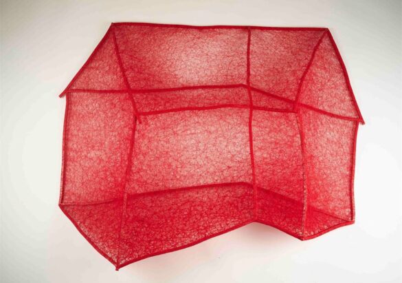 Vous avez marché sous la laine rouge de Chiharu Shiota au Grand Palais ? Ses œuvres de fil vous attendent cet automne sous les ors du Shangri-La Paris.