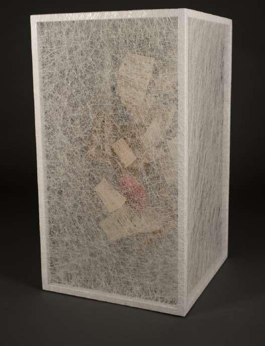 State of Being (Diary), pages manuscrites suspendues dans une boîte de fil blanc