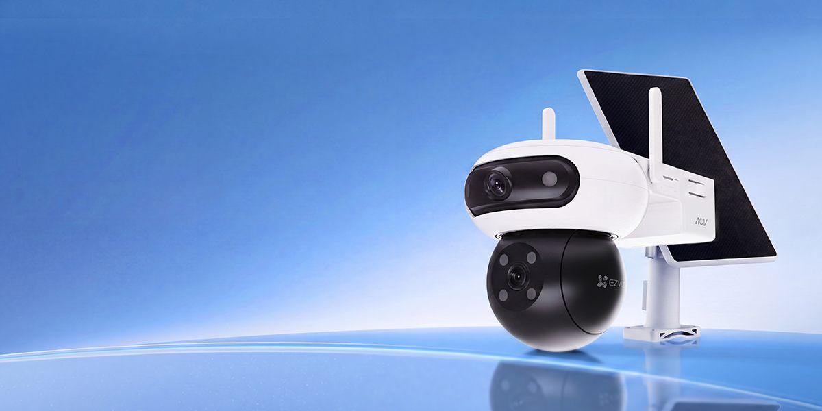 Caméra Ezviz Dual Kit et son panneau solaire sur fond de ciel bleu