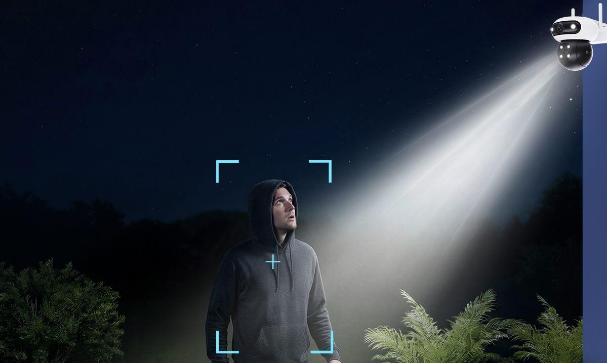Caméra Ezviz qui éclaire de son projecteur un rôdeur dans le jardin la nuit