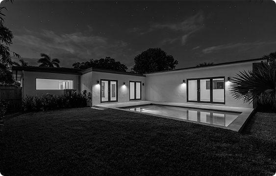 Le même jardin filmé de nuit en infrarouge noir et blanc
