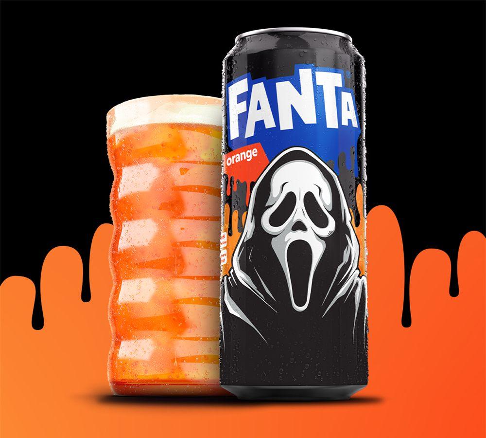 Canette de Fanta orange au masque blanc de Ghost Face, avec un verre de soda