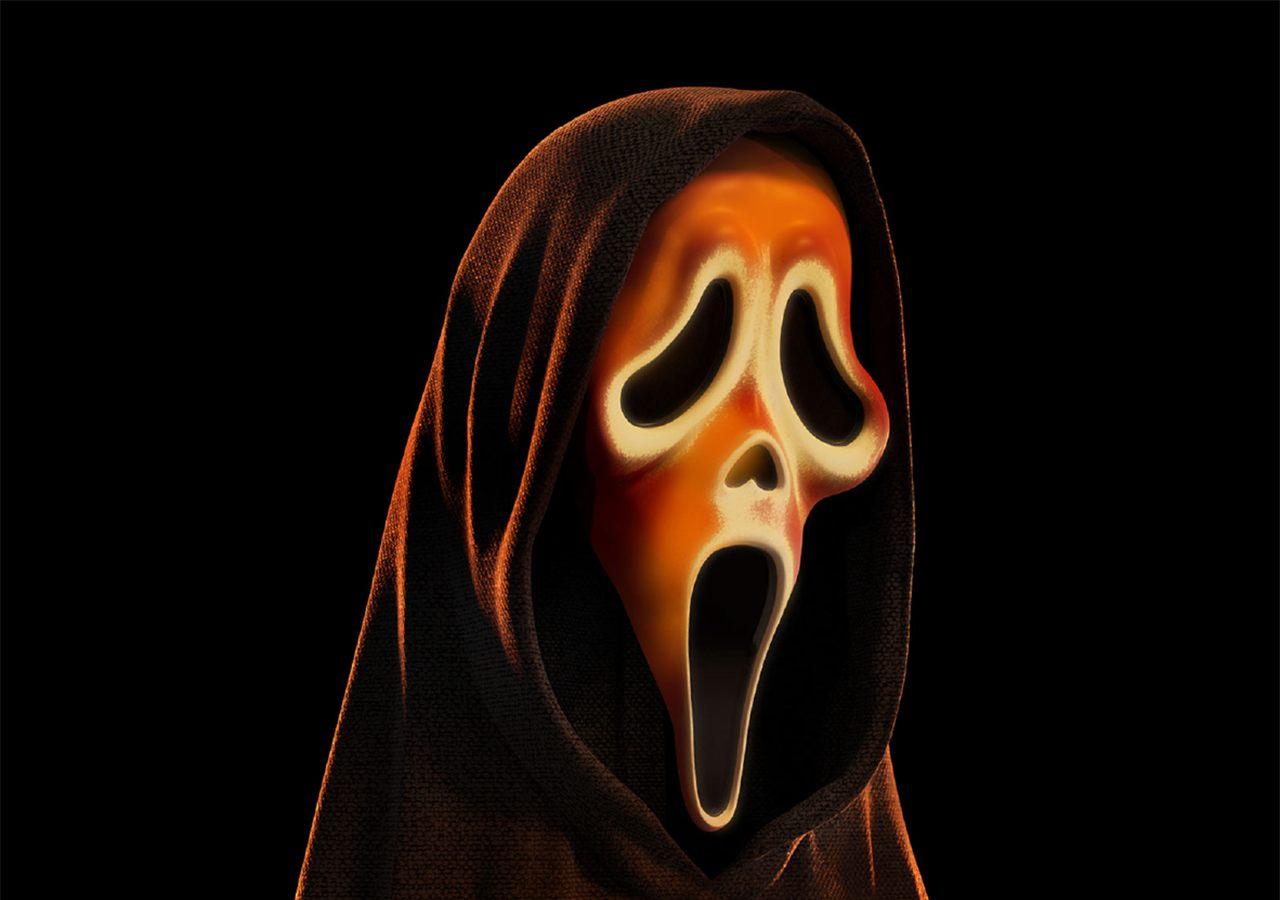 Le masque de Ghost Face teinté d'orange sous sa capuche, pour Fanta Halloween