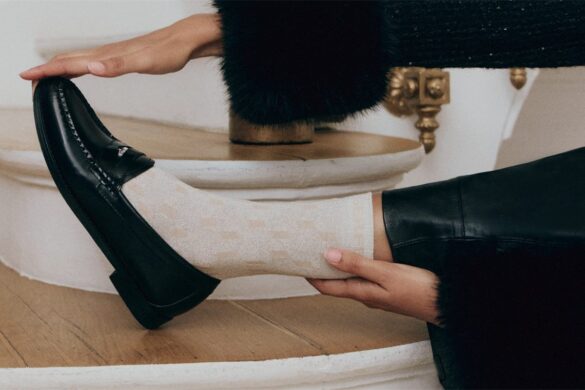 Avec G.H.Bass x Karl Lagerfeld, le mocassin sage des campus américains vous adresse un clin d&rsquo;œil insolent, signé du couturier en lettres argentées.