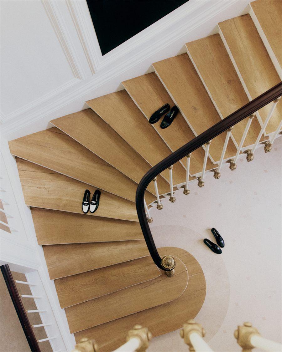 Trois paires de mocassins penny posées sur un escalier en colimaçon