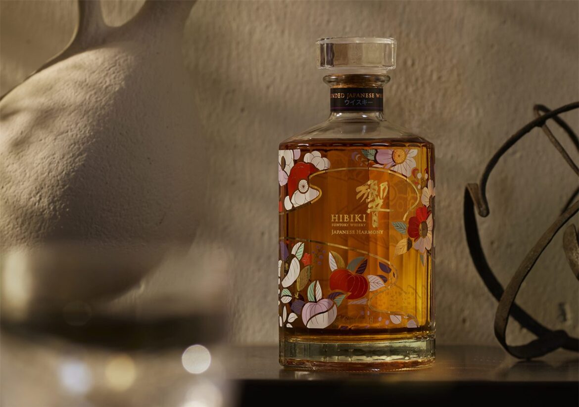 La famille impériale japonaise porte des kimonos Chiso, inaccessibles pour le commun des mortels. Les fleurs de la maison, pourtant, pourront trôner dans votre bar avec le nouveau Hibiki Japanese Harmony Chiso.