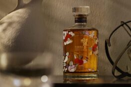 La famille impériale japonaise porte des kimonos Chiso, inaccessibles pour le commun des mortels. Les fleurs de la maison, pourtant, pourront trôner dans votre bar avec le nouveau Hibiki Japanese Harmony Chiso.