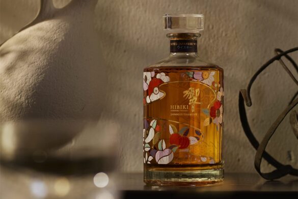 La famille impériale japonaise porte des kimonos Chiso, inaccessibles pour le commun des mortels. Les fleurs de la maison, pourtant, pourront trôner dans votre bar avec le nouveau Hibiki Japanese Harmony Chiso.