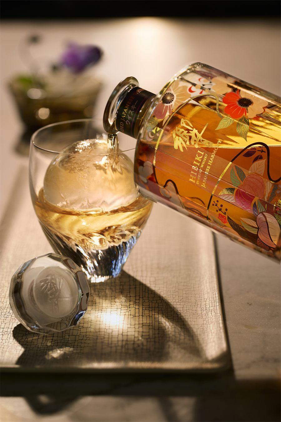 Hibiki Japanese Harmony Chiso versé sur une boule de glace taillée à la main