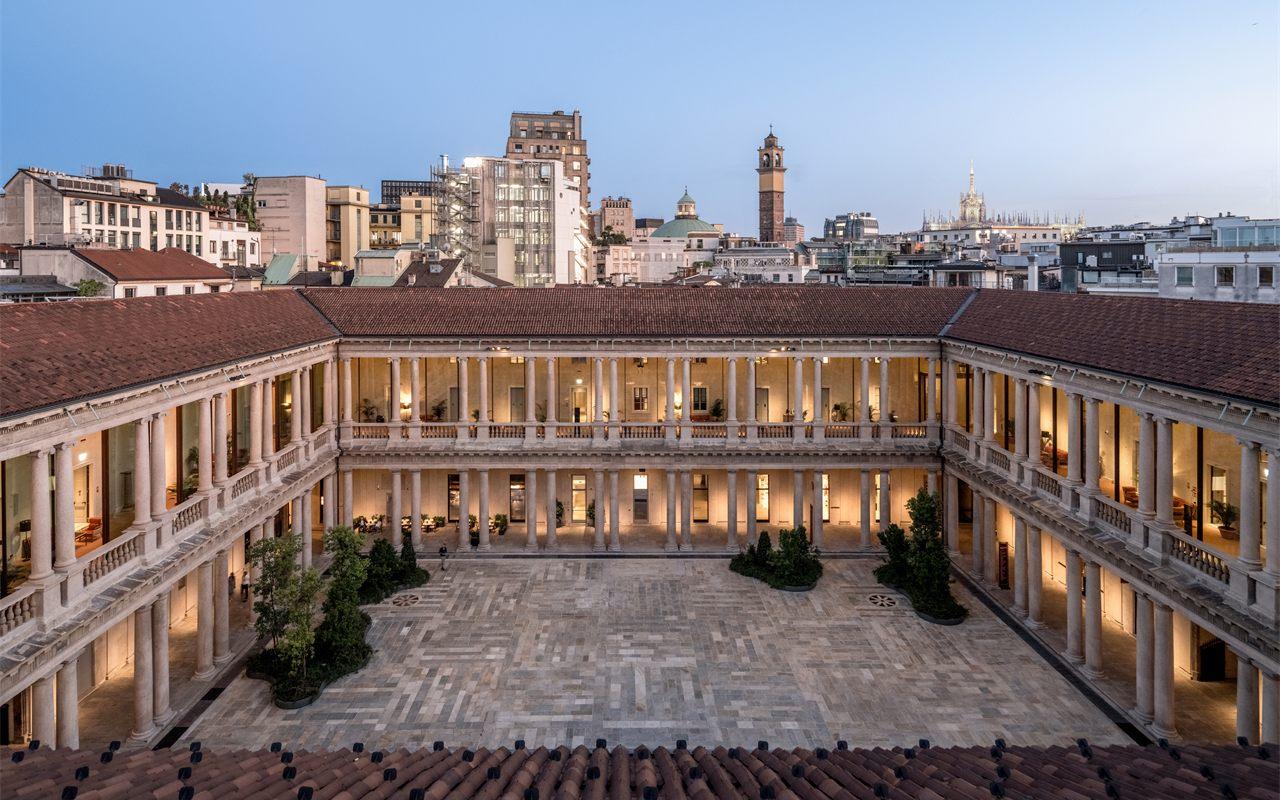 La Piazza de l'hôtel Portrait Milano au crépuscule, avec les toits de Milan et le Duomo