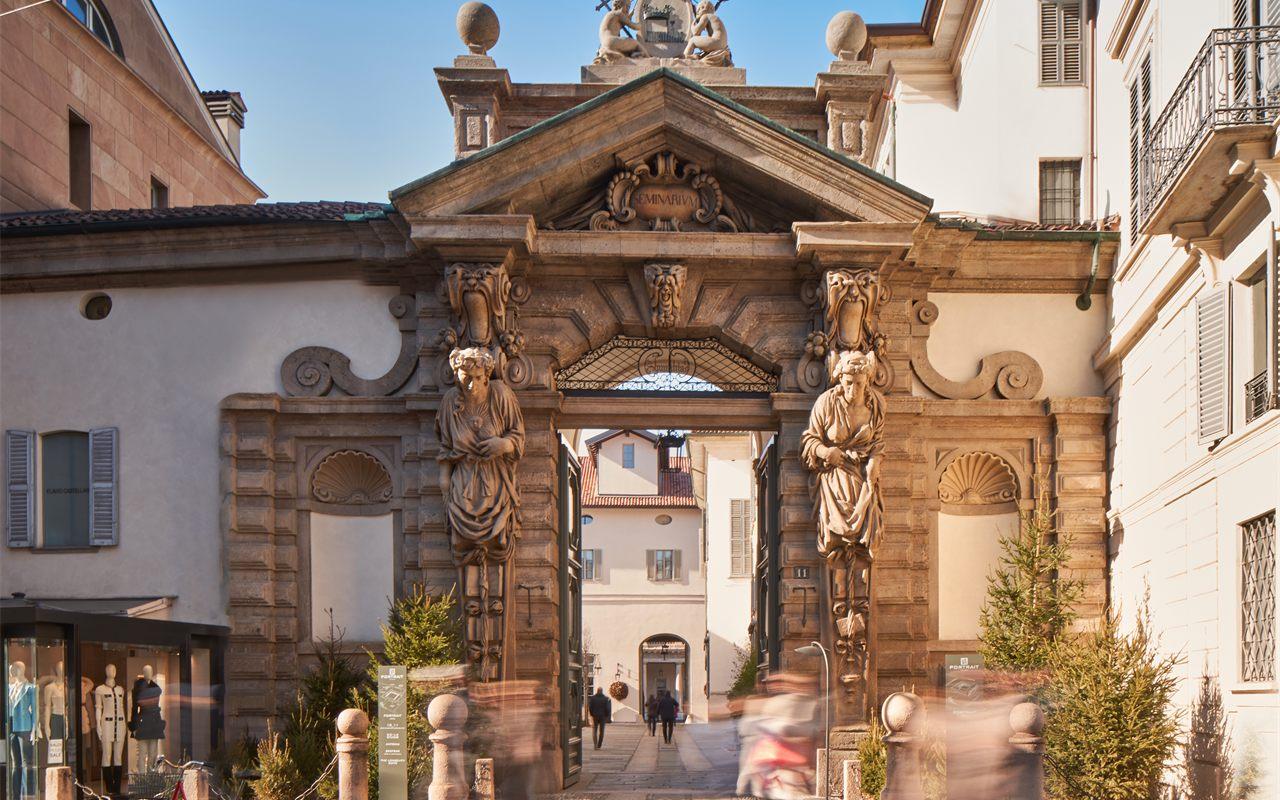 Le portail baroque sculpté de l'hôtel Portrait Milano, côté Corso Venezia