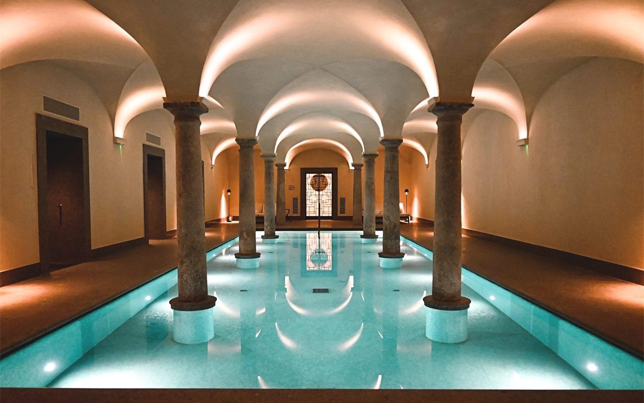 La piscine de The Longevity Spa sous les voûtes de l'hôtel Portrait Milano