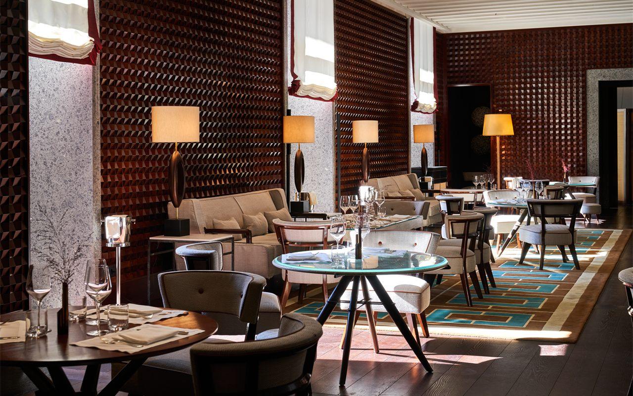 Tables dressées au 10_11, le restaurant de l'hôtel Portrait Milano