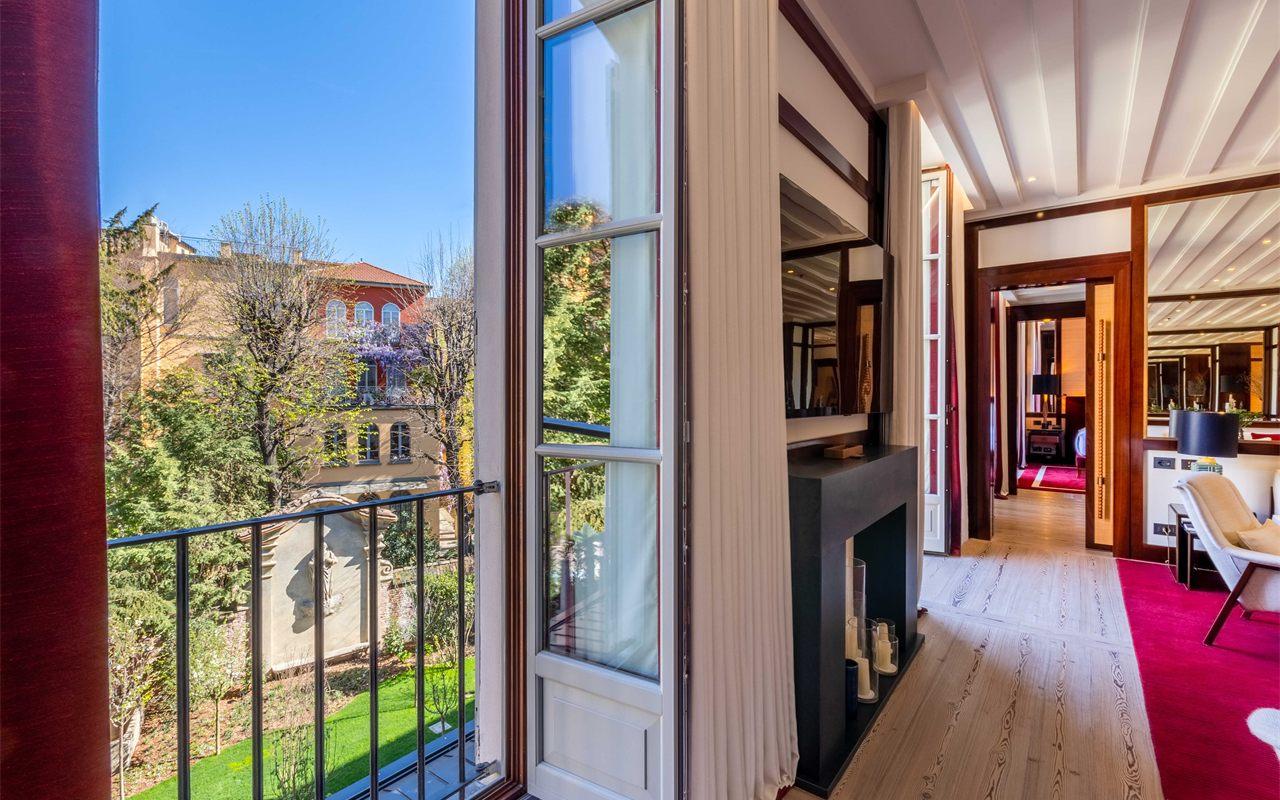 Fenêtre d'une chambre ouverte sur les jardins de l'hôtel Portrait Milano