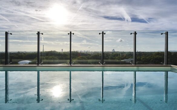 Quoi de mieux qu&rsquo;un rooftop face à la tour Eiffel ? Un rooftop avec piscine chauffée, peut-être ?