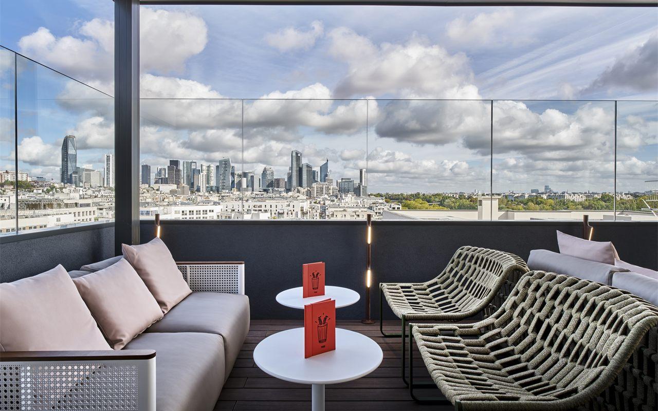 Terrasse du toit de l'hôtel TRIBE Paris Suresnes face aux tours de La Défense