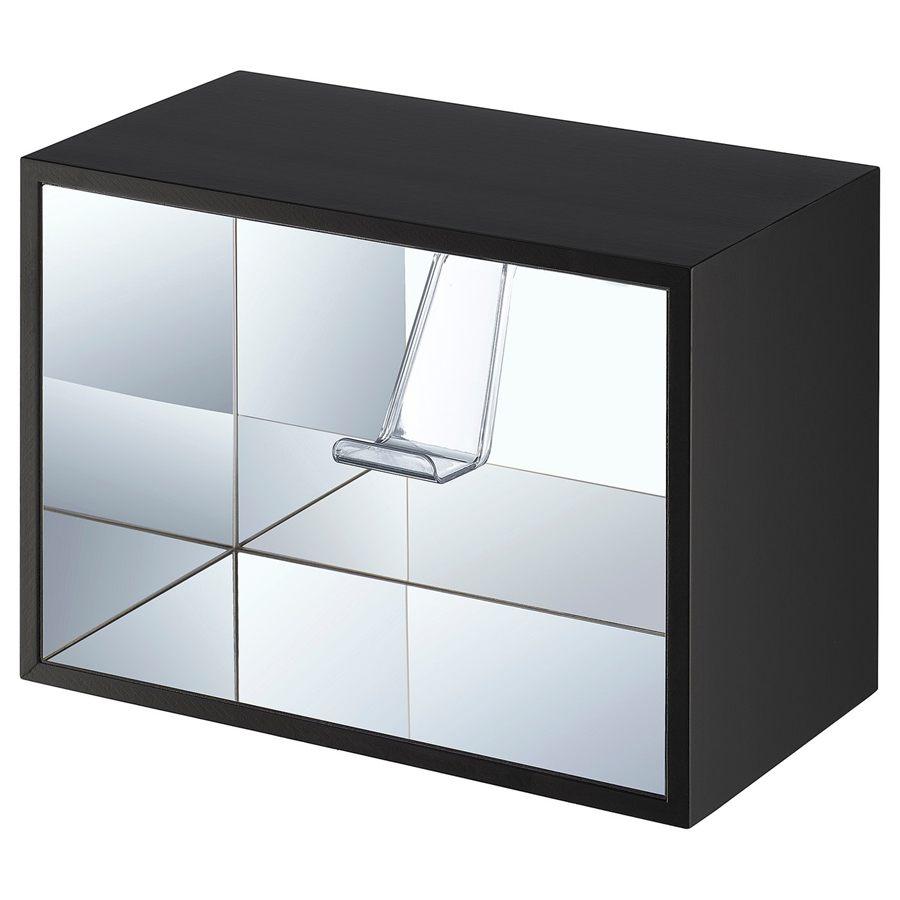 La vitrine murale à parois miroir de la collection IKEA YXSTABY, avec son support pour manette