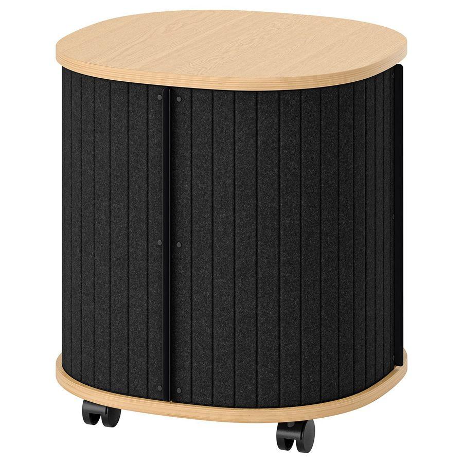 La table d'appoint à roulettes de la collection IKEA YXSTABY, plateau en chêne et portes coulissantes en feutre noir
