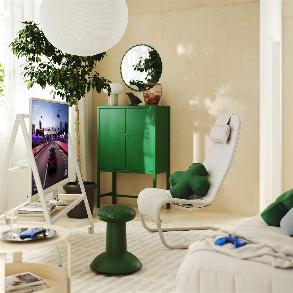 Tabouret joystick, fauteuil gaming et coussin en croix directionnelle de la collection IKEA YXSTABY dans un salon