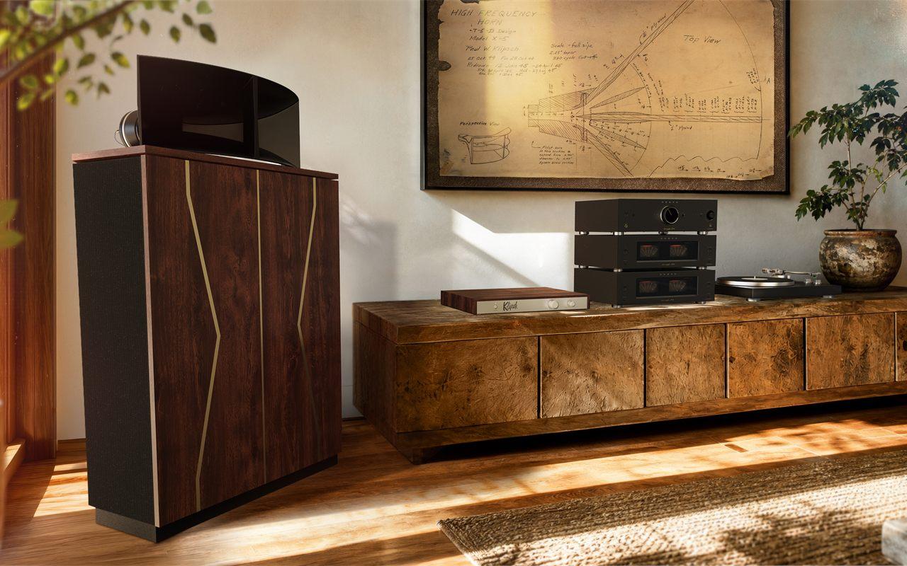Klipschorn 80th anniversary près d'un meuble portant une platine vinyle et un amplificateur