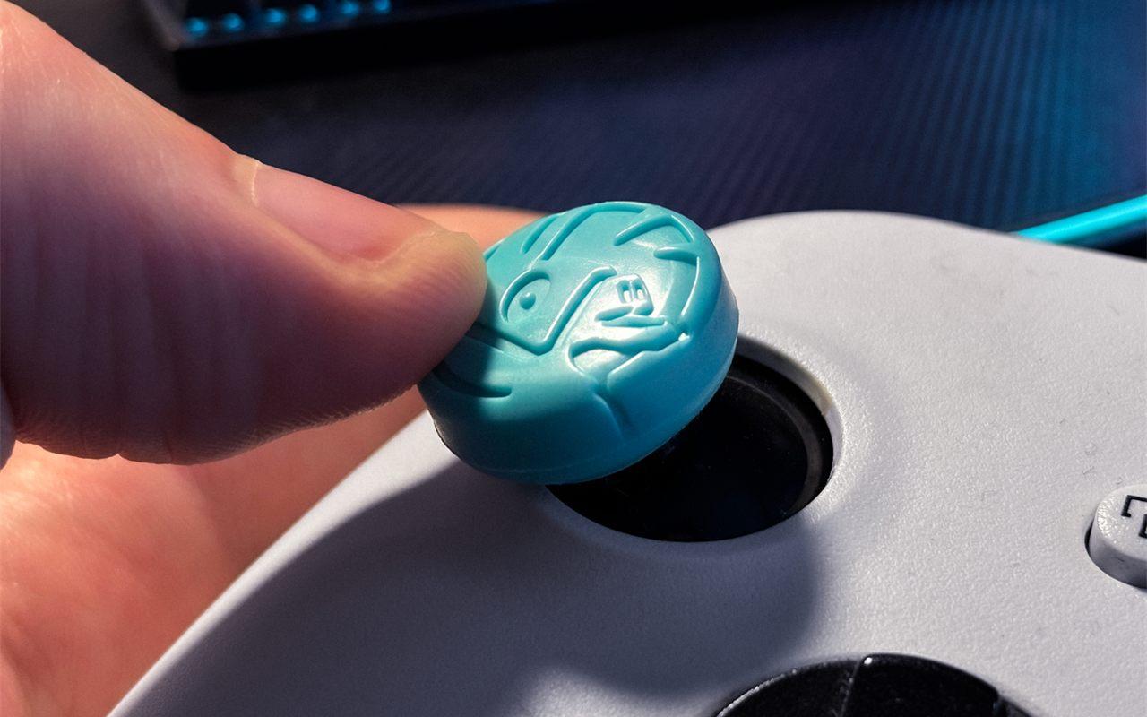 Grip KontrolFreek turquoise à la tête du lama de ravitaillement sur un joystick