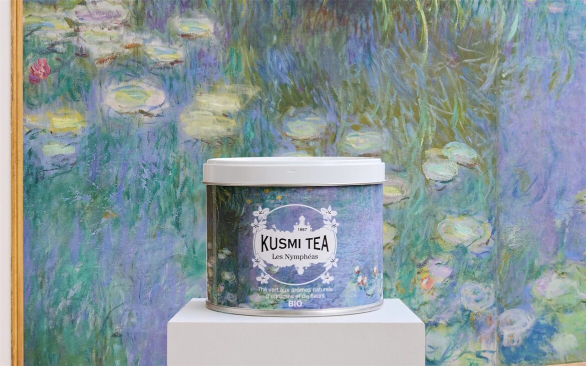 Vous aimez la sérénité des Nymphéas de Monet ? Composé avec le musée de l&rsquo;Orangerie, le thé vert bio Kusmi Tea Les Nymphéas veut la prolonger dans votre tasse, entre fleur d&rsquo;oranger, agrumes et impressionnisme.