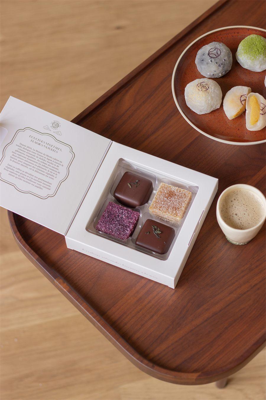 Coffret Douceurs végétales de La Maison du Mochi ouvert, près d'une assiette de daifukus