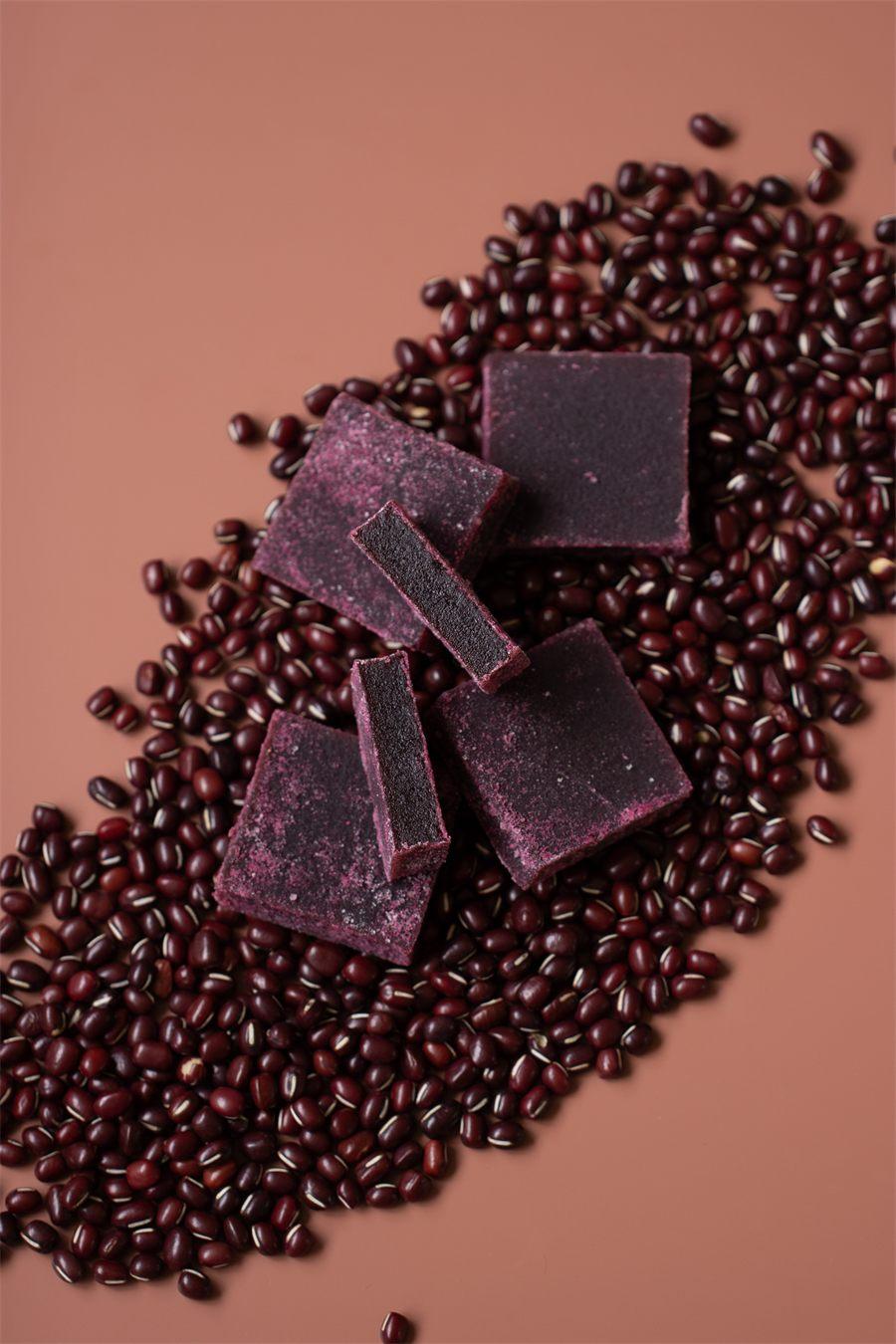 Okan aux haricots azuki, framboise et feuille de cerisier, posés sur des haricots rouges
