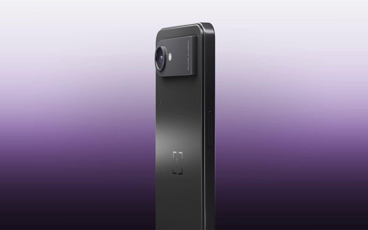 Dos noir mat du smartphone Ledger Atom sur fond lavande