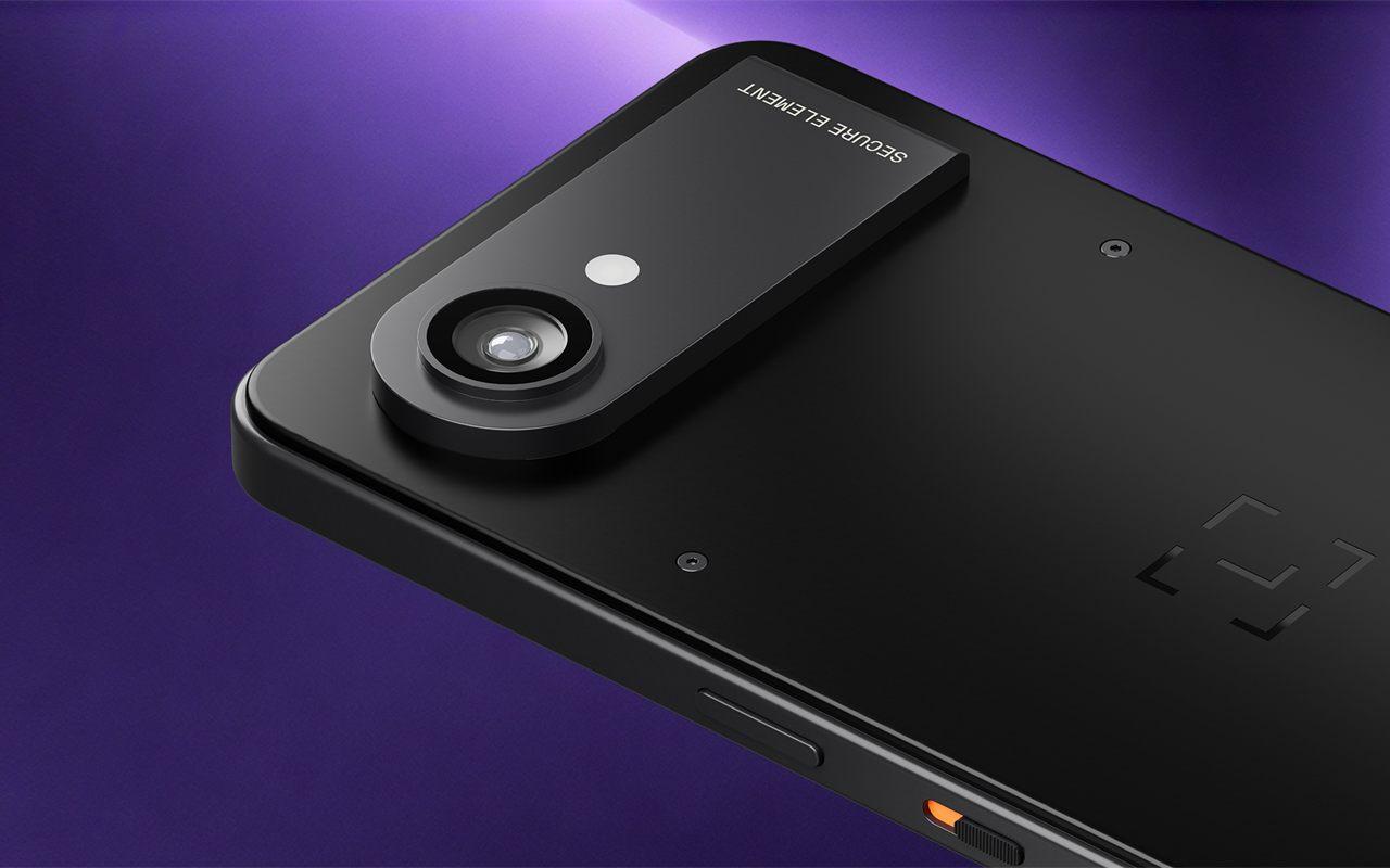 Gros plan sur le bandeau Secure Element et l'interrupteur orange du Ledger Atom