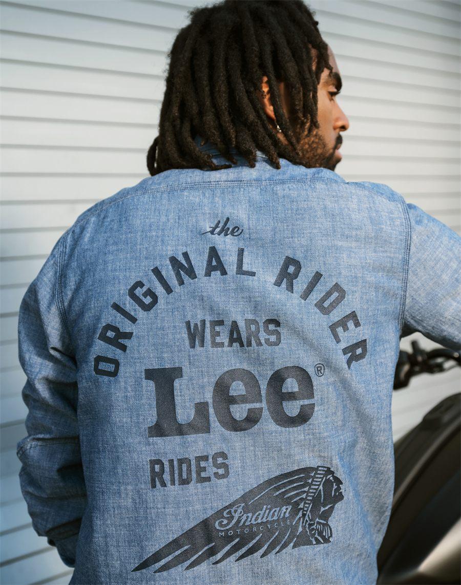 Dos de la chemise en chambray imprimé de la devise en lettres noires