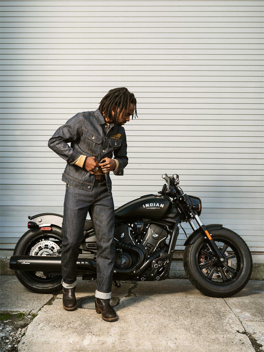 Veste 101 Rider et jean 101 Z en denim brut devant une moto Indian