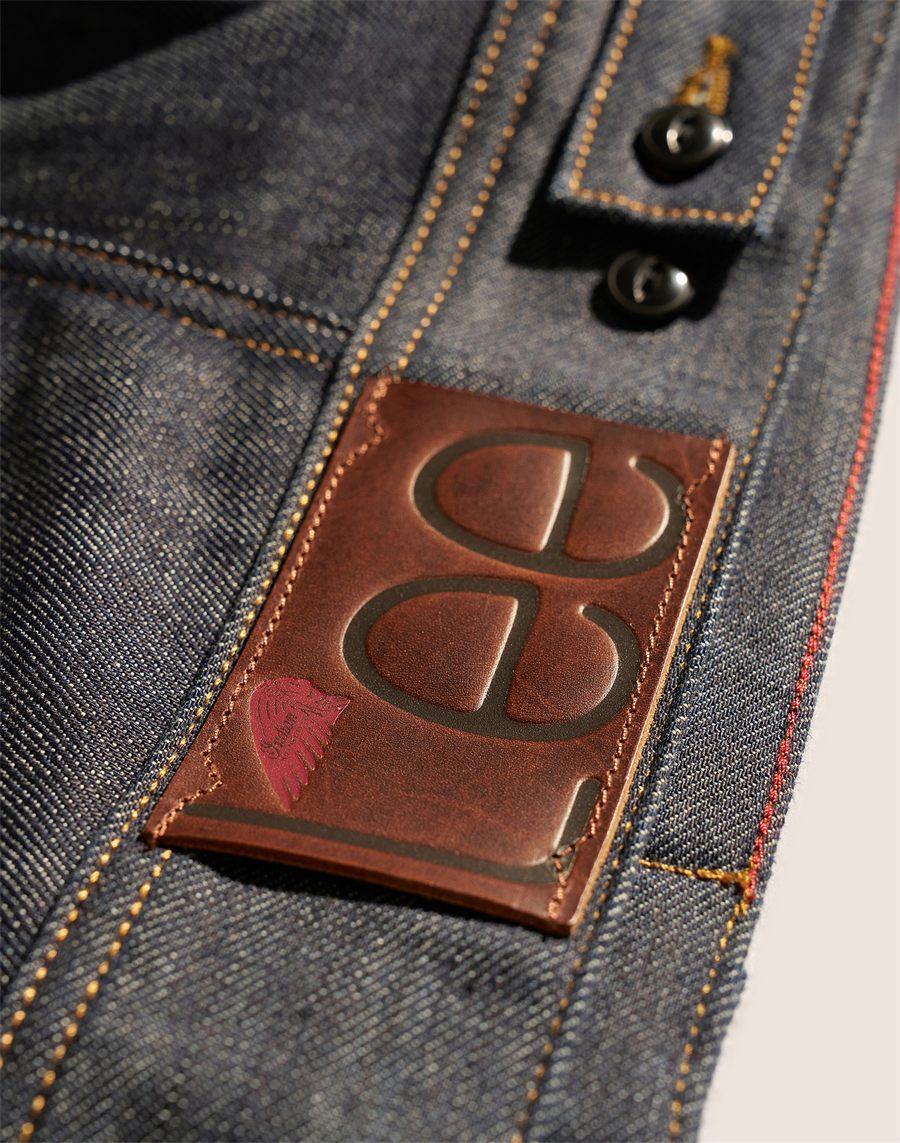 Liseré rouge de la lisière selvedge et étiquette de cuir Lee sur la veste