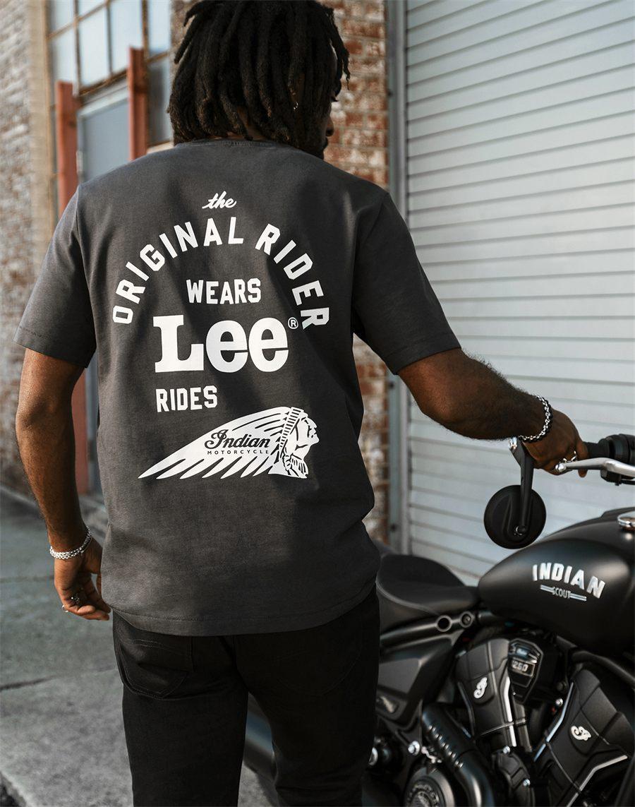 Tee-shirt noir délavé avec la devise blanche imprimée dans le dos