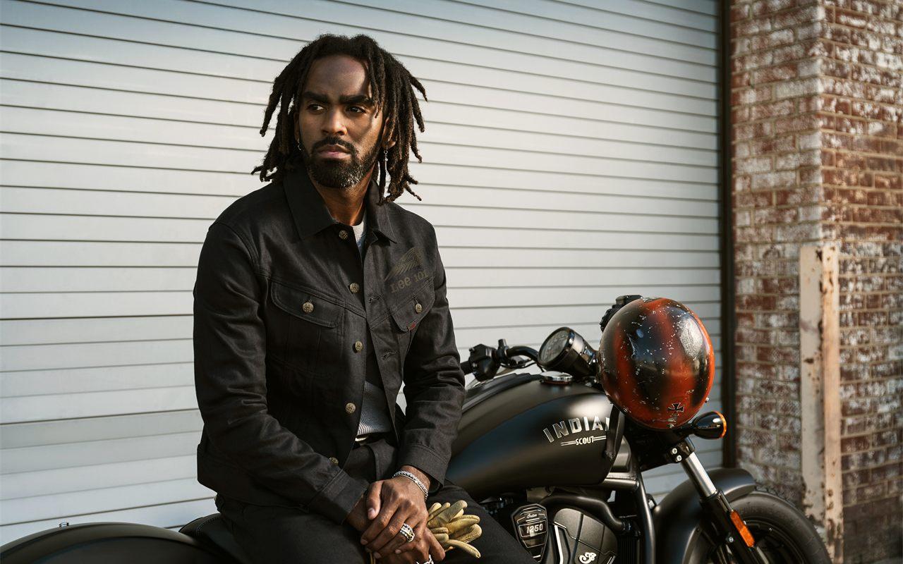 Veste Lee x Indian Motorcycle 101 Rider noire portée sur une moto Indian Scout