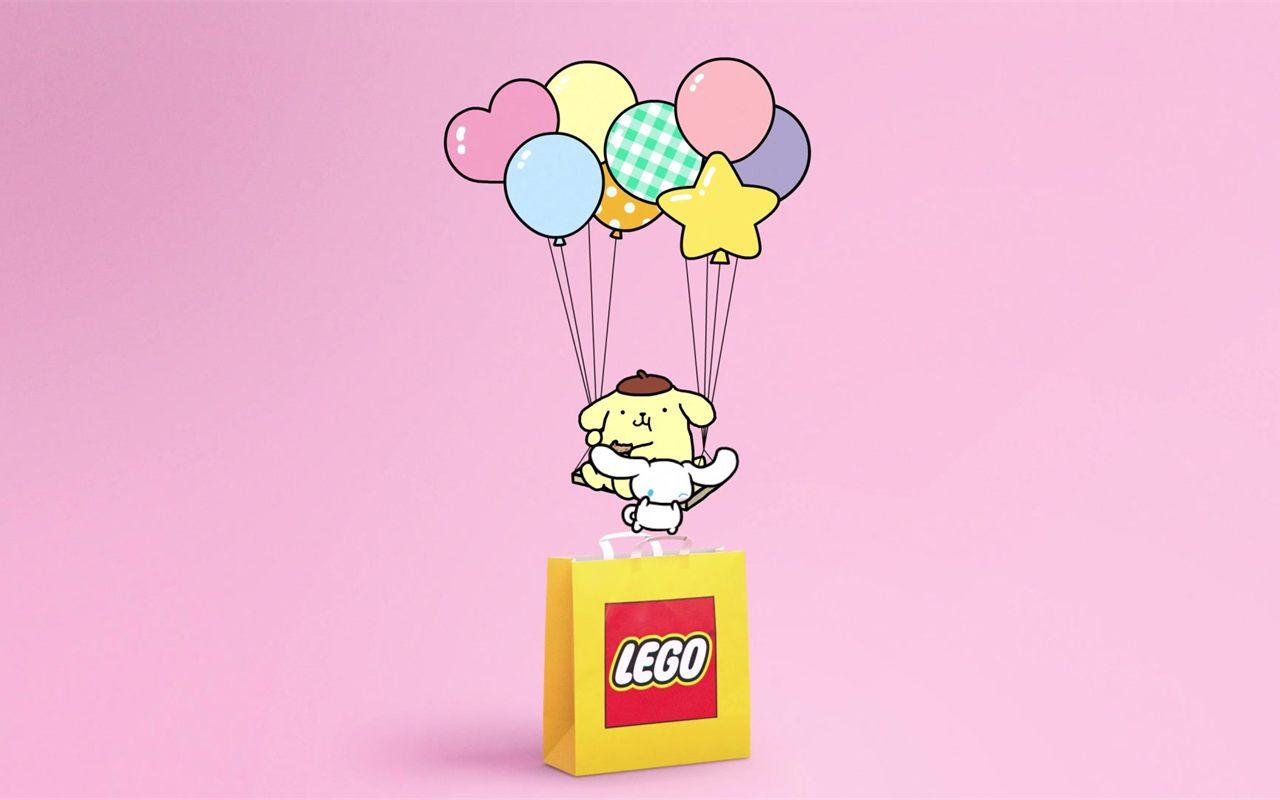 Pompompurin et Cinnamoroll sur une balançoire suspendue à des ballons, au-dessus d'un sac LEGO