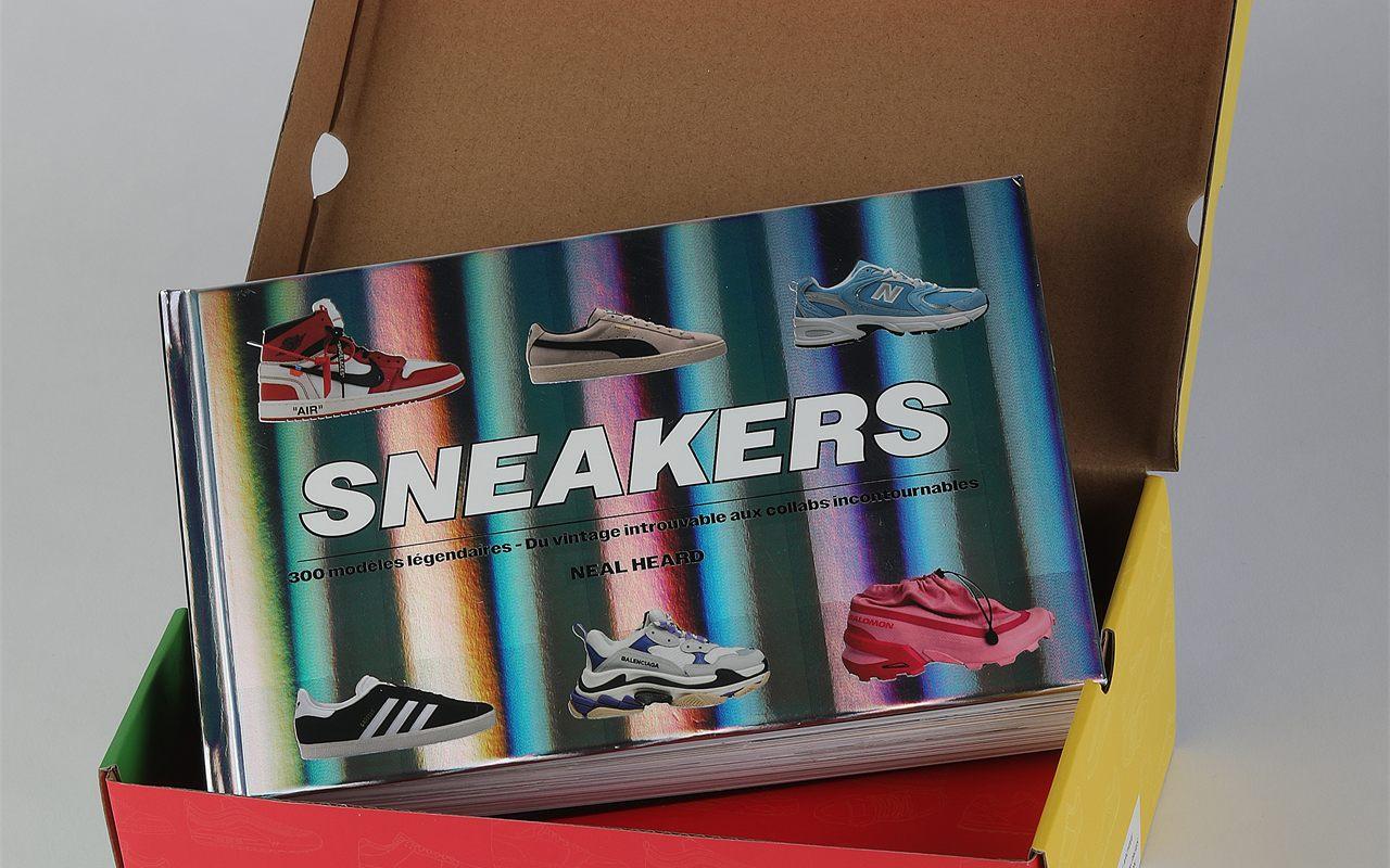 Le livre Sneakers de Neal Heard et sa couverture irisée, rangé dans son coffret