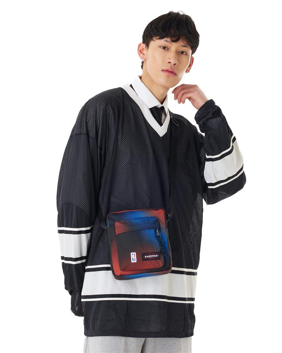 Sac bandoulière Arcade Mini Bag NBA Fade porté sur le buste