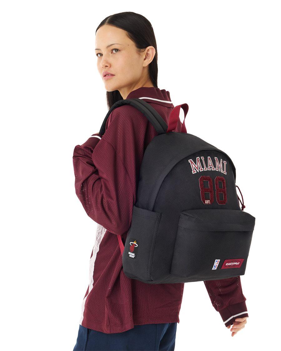 Day Pak'r noir du Miami Heat porté sur l'épaule