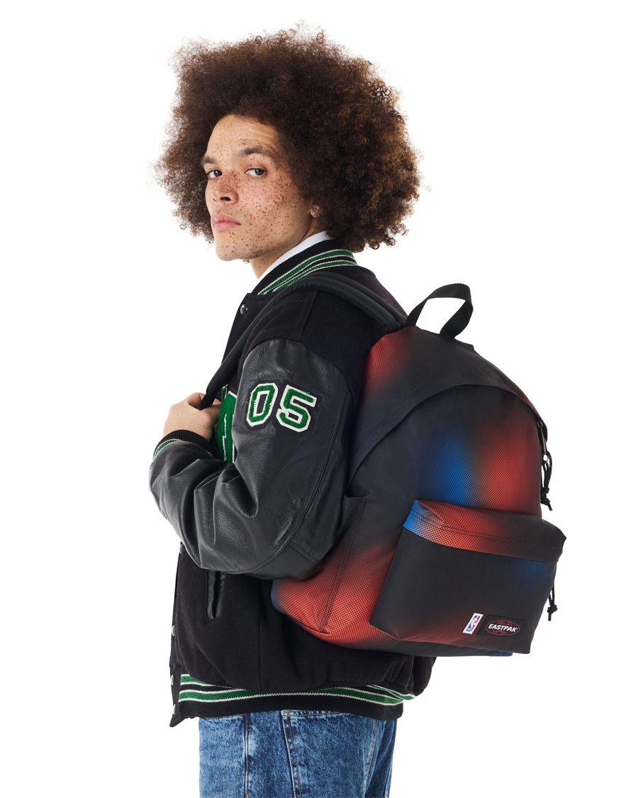 Day Pak'r au dégradé NBA Fade rouge, bleu et noir, porté sur l'épaule