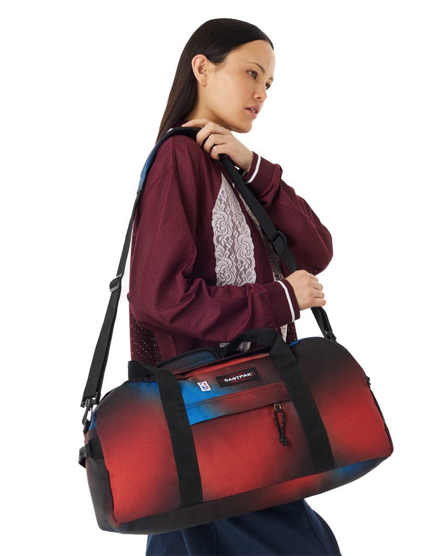 Sac de sport Stand Cabin NBA Fade porté à l'épaule