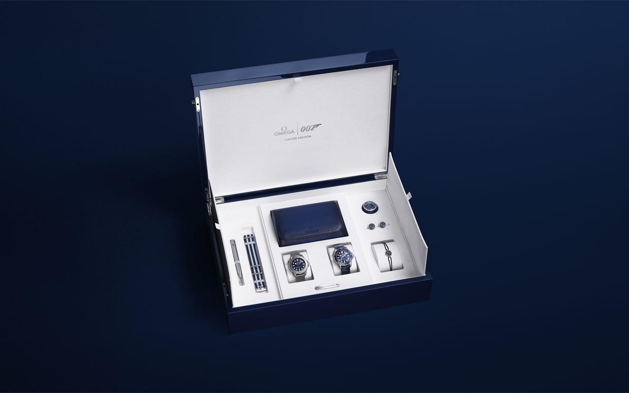 Coffret édition limitée OMEGA James Bond, deux Seamaster Diver 300M et leurs accessoires