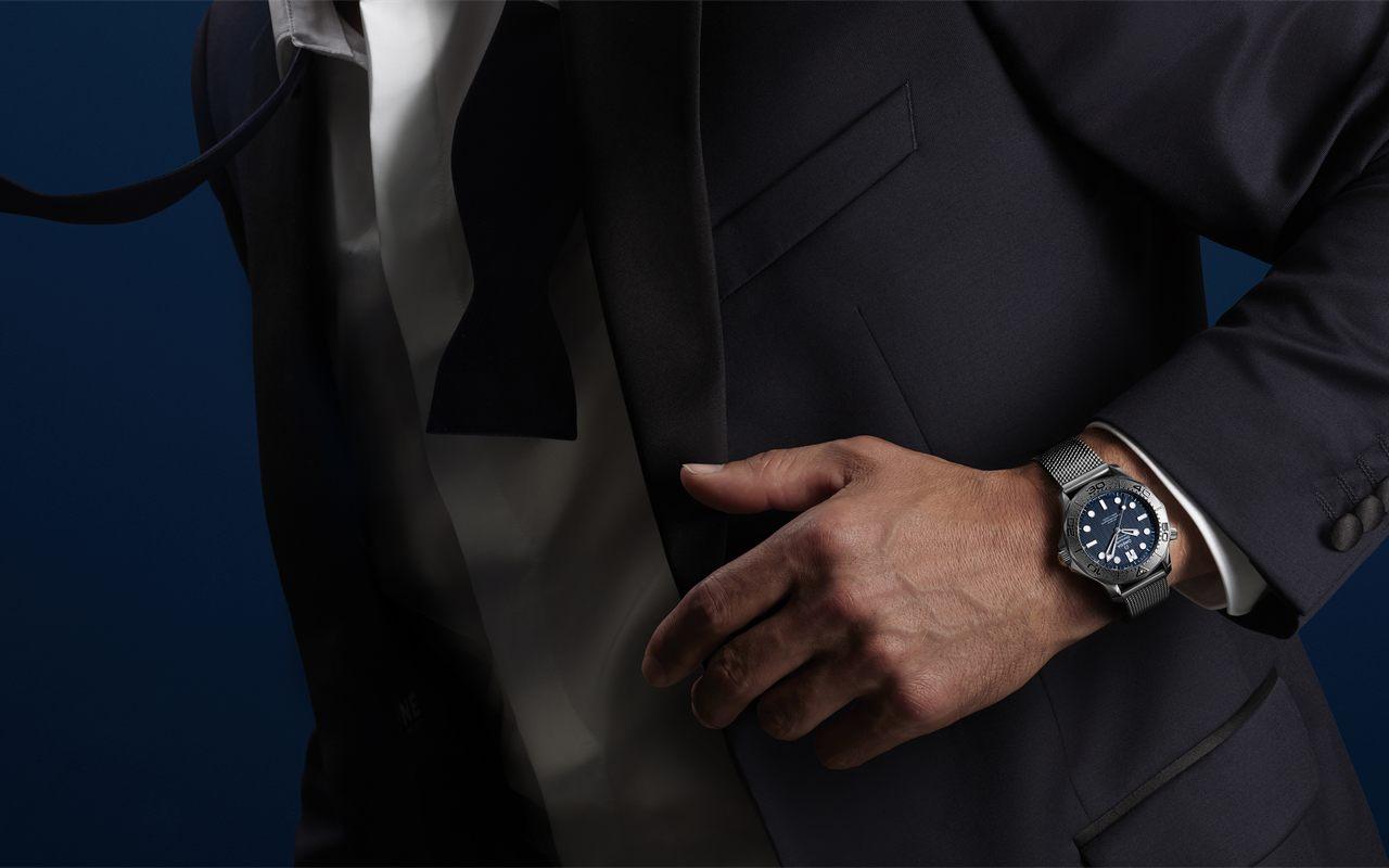 La Seamaster Diver 300M Édition James Bond au poignet, sur un costume bleu nuit