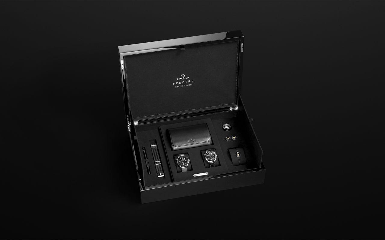 Coffret édition limitée OMEGA Spectre, deux Seamaster Diver 300M et leurs accessoires