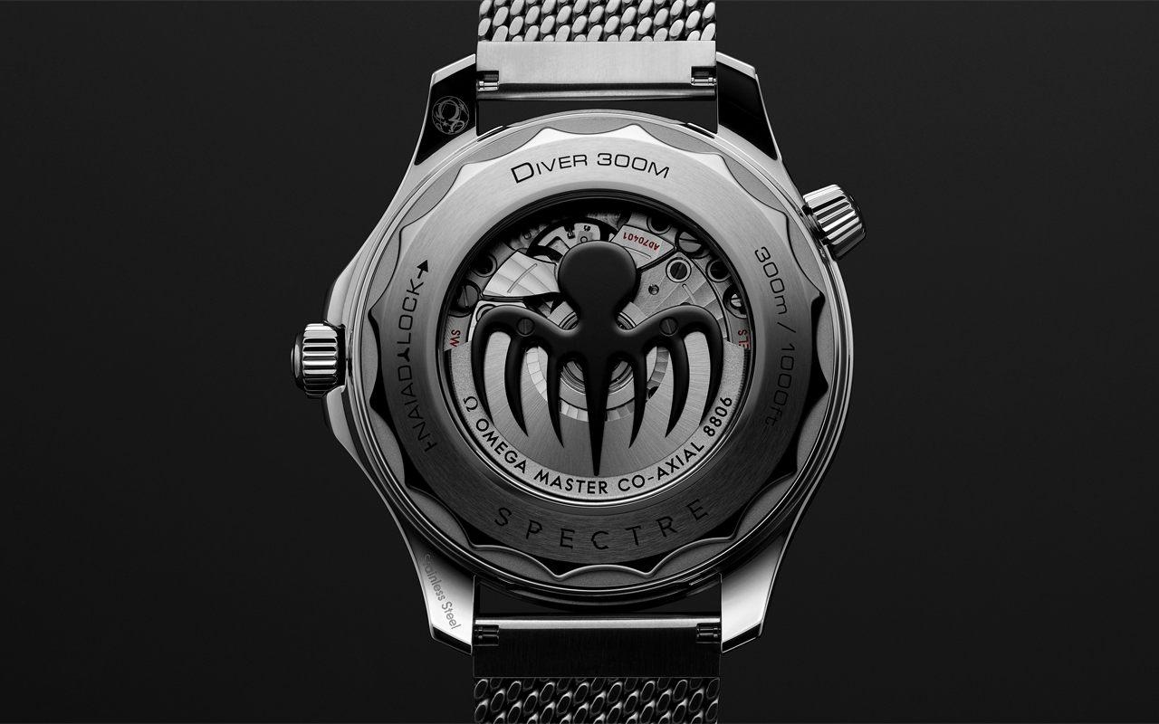 Fond saphir de la Seamaster Diver 300M Édition Spectre, rotor à la pieuvre de l'organisation