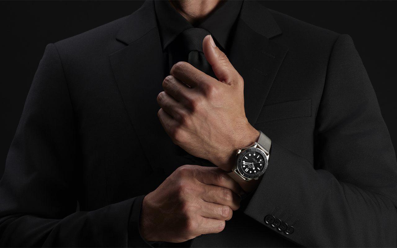 La Seamaster Diver 300M Édition Spectre au poignet, sur un costume noir