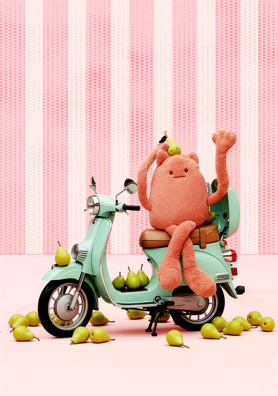 La peluche MIAM Britney Pear, rose, assise sur un scooter vert d'eau devant un mur rayé rose